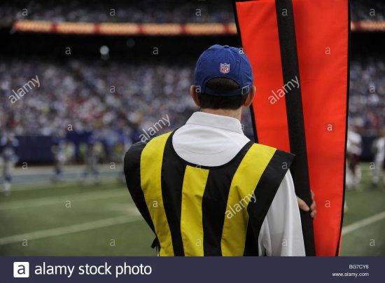 a-referee-holds-the-first-down-marker-at-an-nfl-game-BG7CY6.jpg